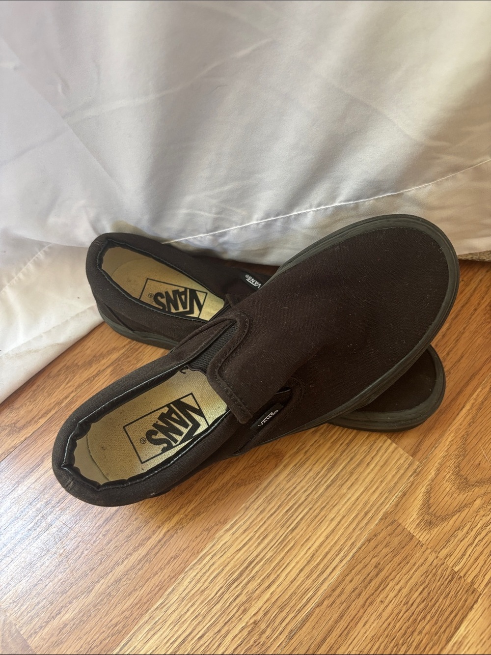 Vans Unisex Slip-On Canvas Loafers in Black.
Women’s size 7 Men’s size 5.5